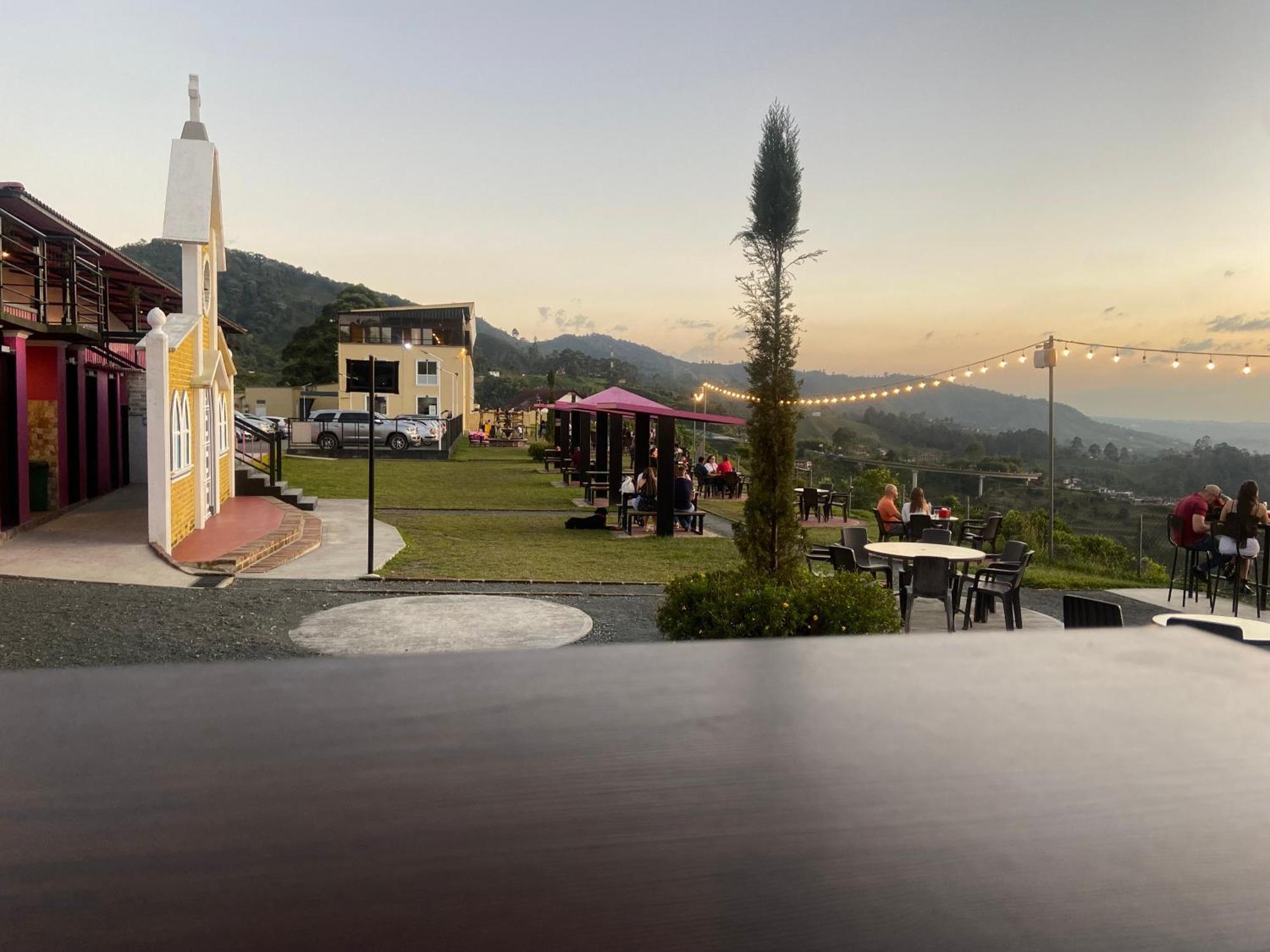 Hotel Entre Lomas Санта-Роса-де-Кабаль Екстер'єр фото