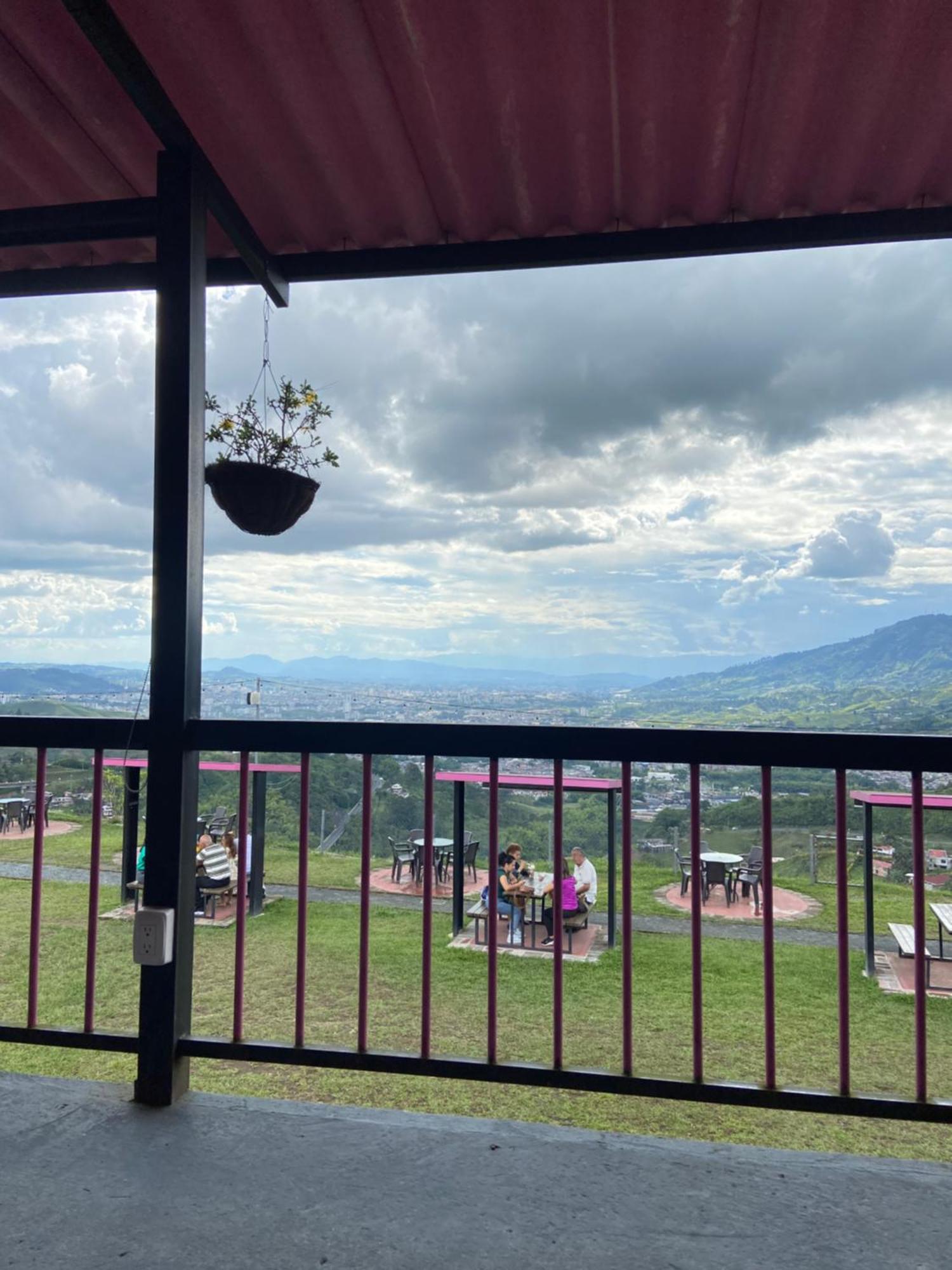 Hotel Entre Lomas Санта-Роса-де-Кабаль Екстер'єр фото